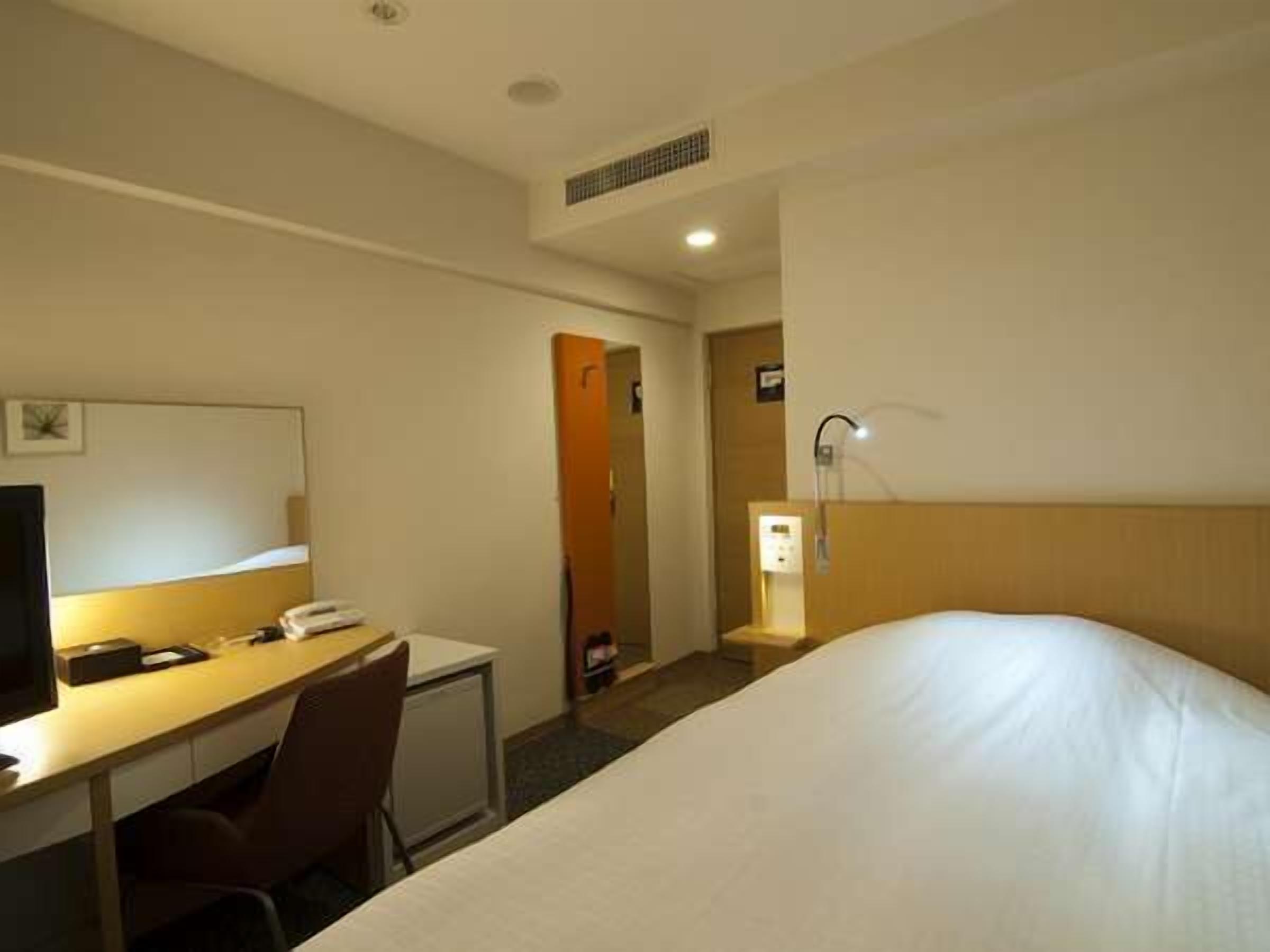 Desk, blackout drapes, soundproofing, free WiFi