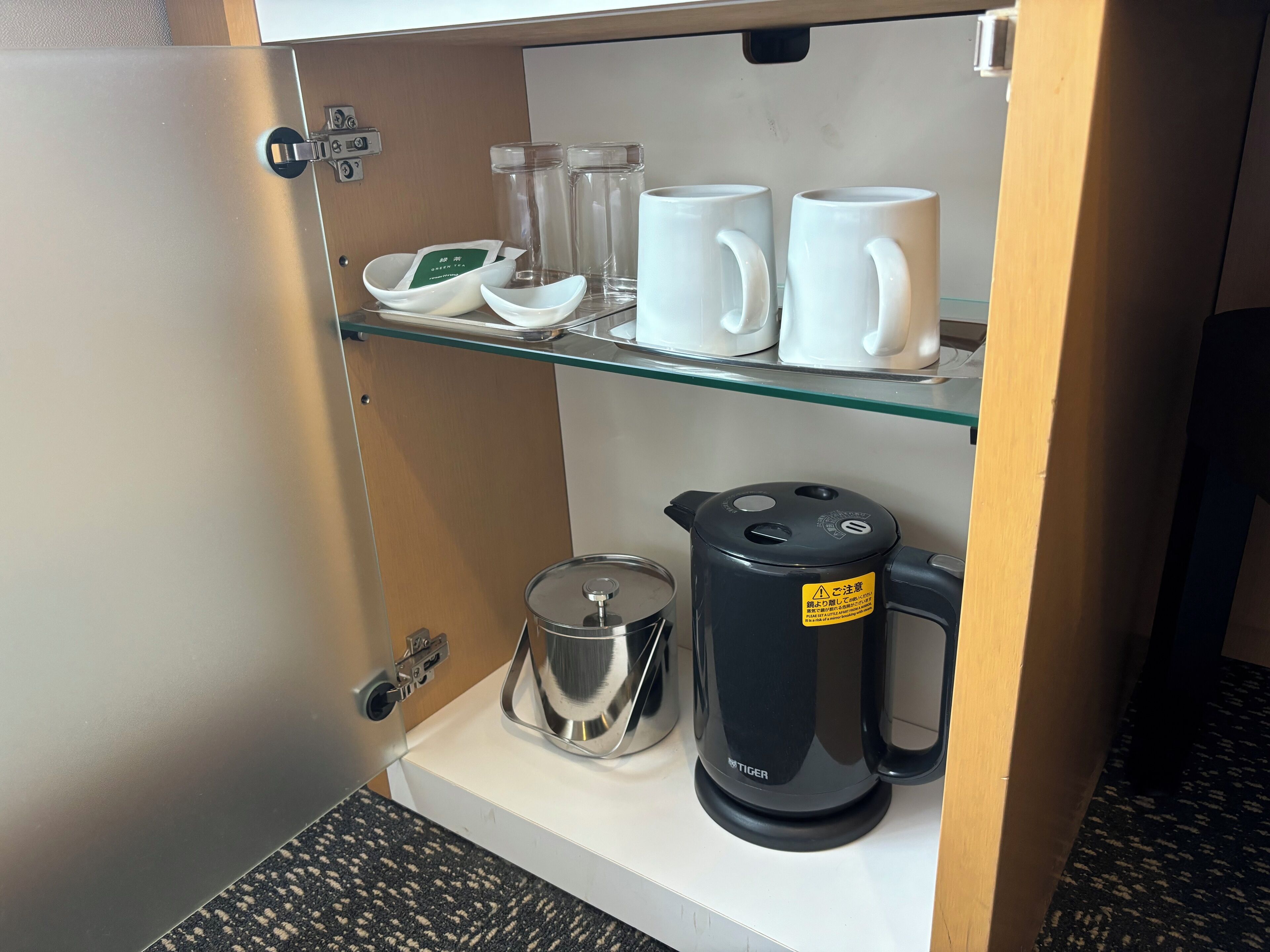 desk, blackout curtains, soundproofing, free wifi