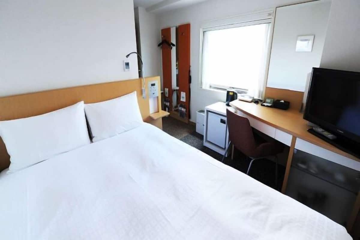 Schreibtisch, Verdunkelungsvorhänge, schallisolierte Zimmer