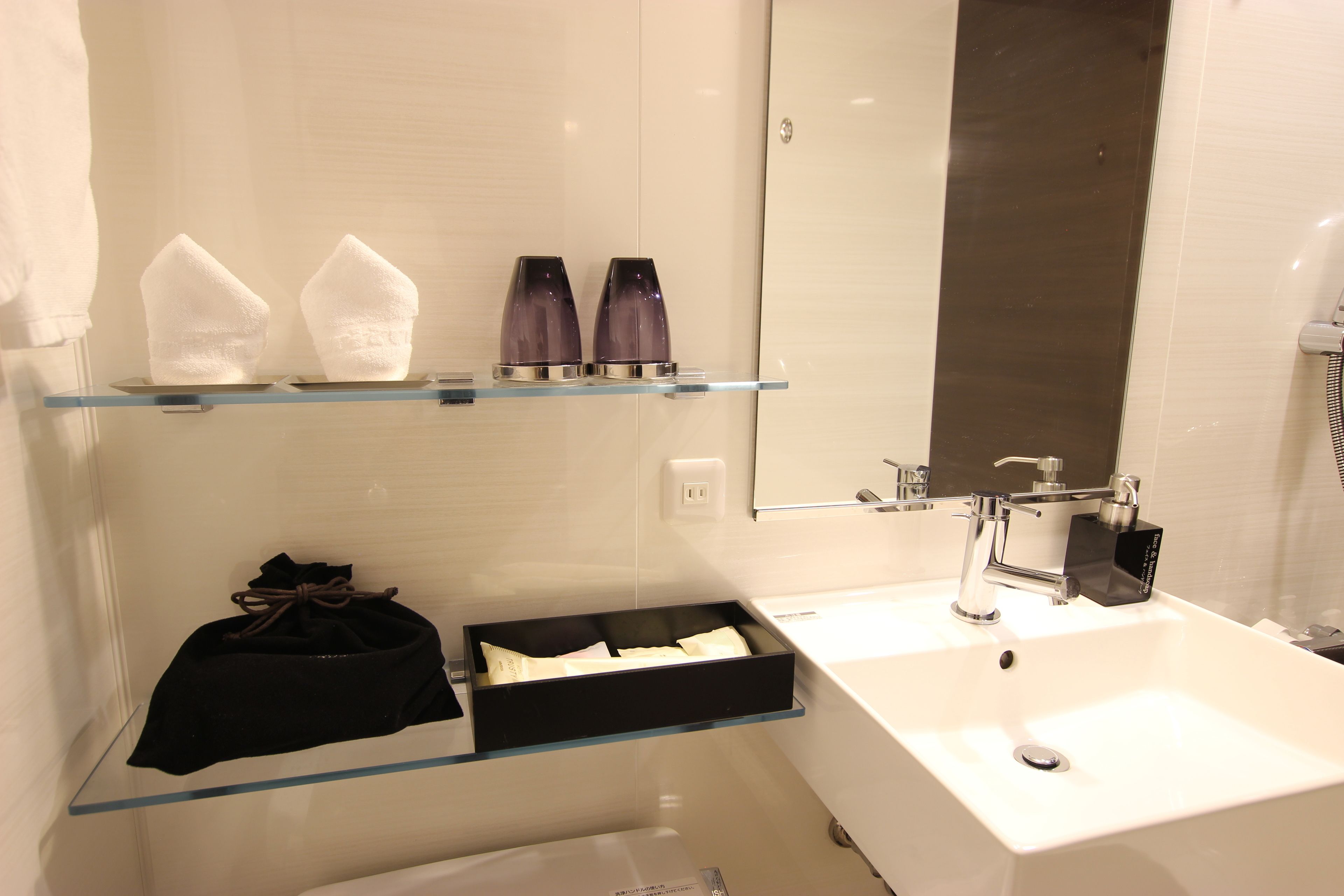 combined shower/bathtub, deep-soaking bathtub, free toiletries