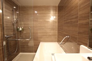 Bañera con ducha, bañera profunda, artículos de tocador gratuitos