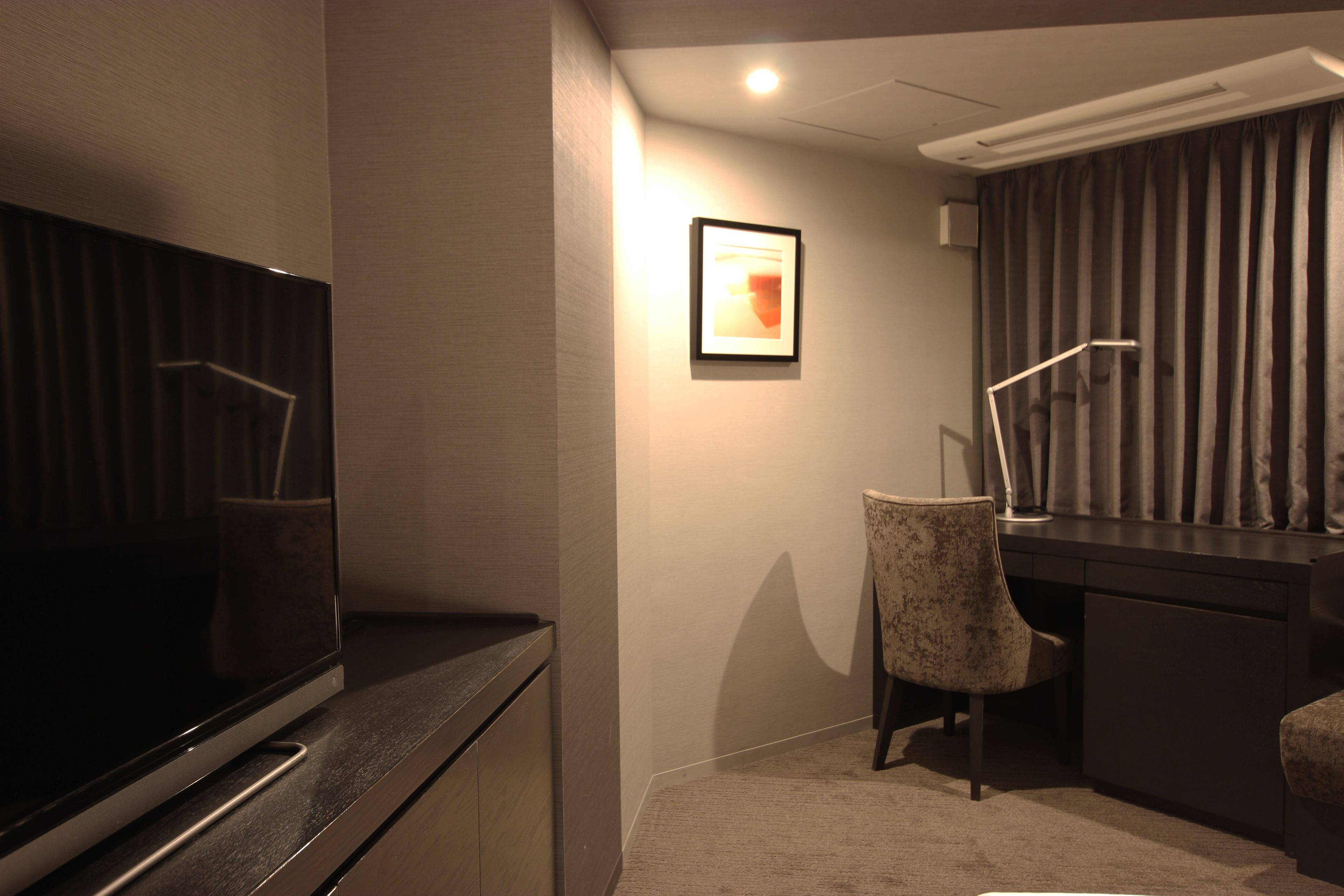 1 bedroom, down duvets, desk, blackout curtains