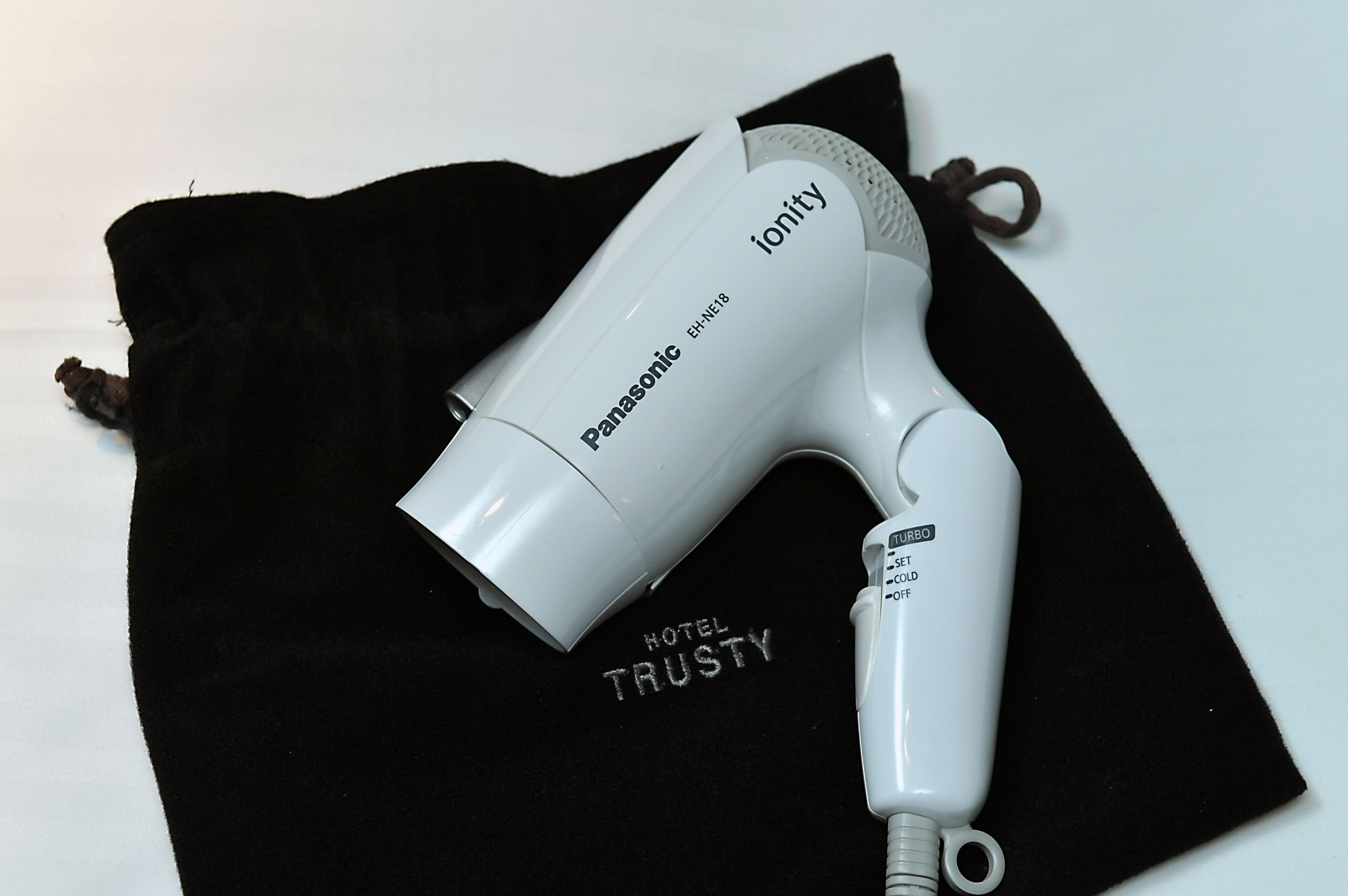 combined shower/bathtub, deep-soaking bathtub, free toiletries