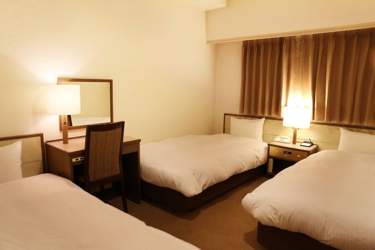 1 bedroom, down duvets, desk, blackout curtains