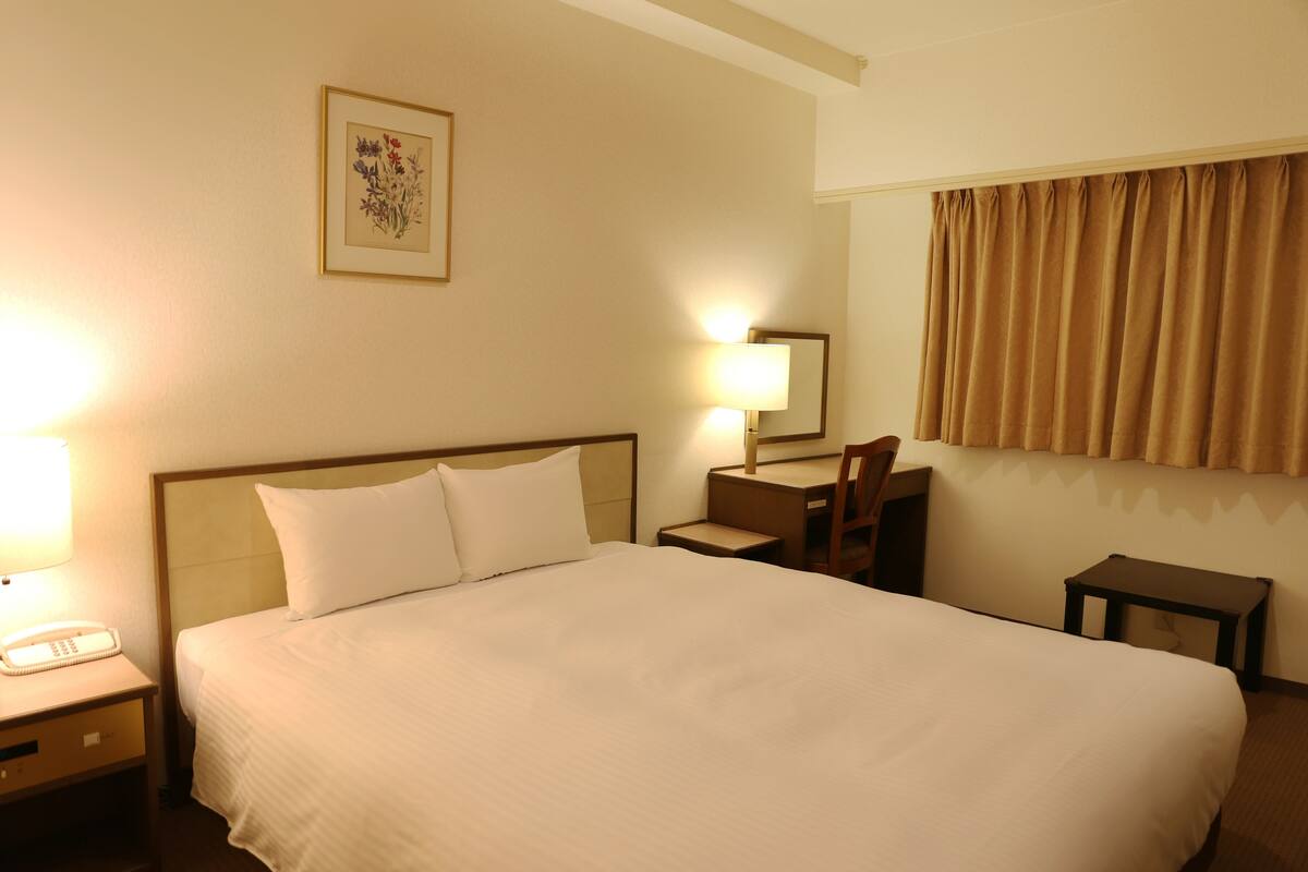 1 bedroom, down duvets, desk, blackout curtains