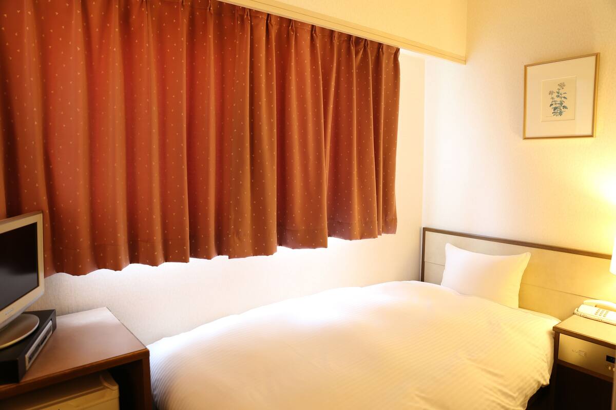 1 bedroom, down duvets, desk, blackout curtains