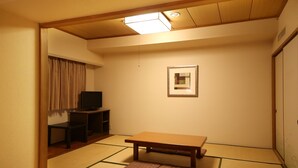 1 bedroom, down comforters, desk, blackout drapes