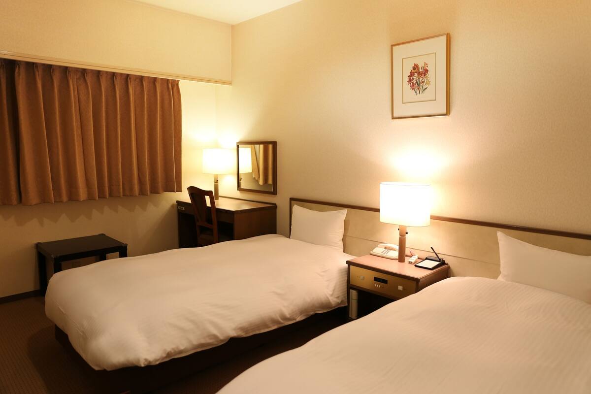 1 bedroom, down duvets, desk, blackout curtains