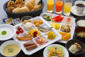 Daily buffet breakfast (JPY 1944 per person)