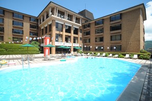 Seasonal outdoor pool, pool umbrellas