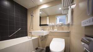 Ensemble douche/baignoire, sèche-cheveux, chaussons, bidet