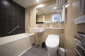 Combined shower/bathtub, hair dryer, slippers, bidet