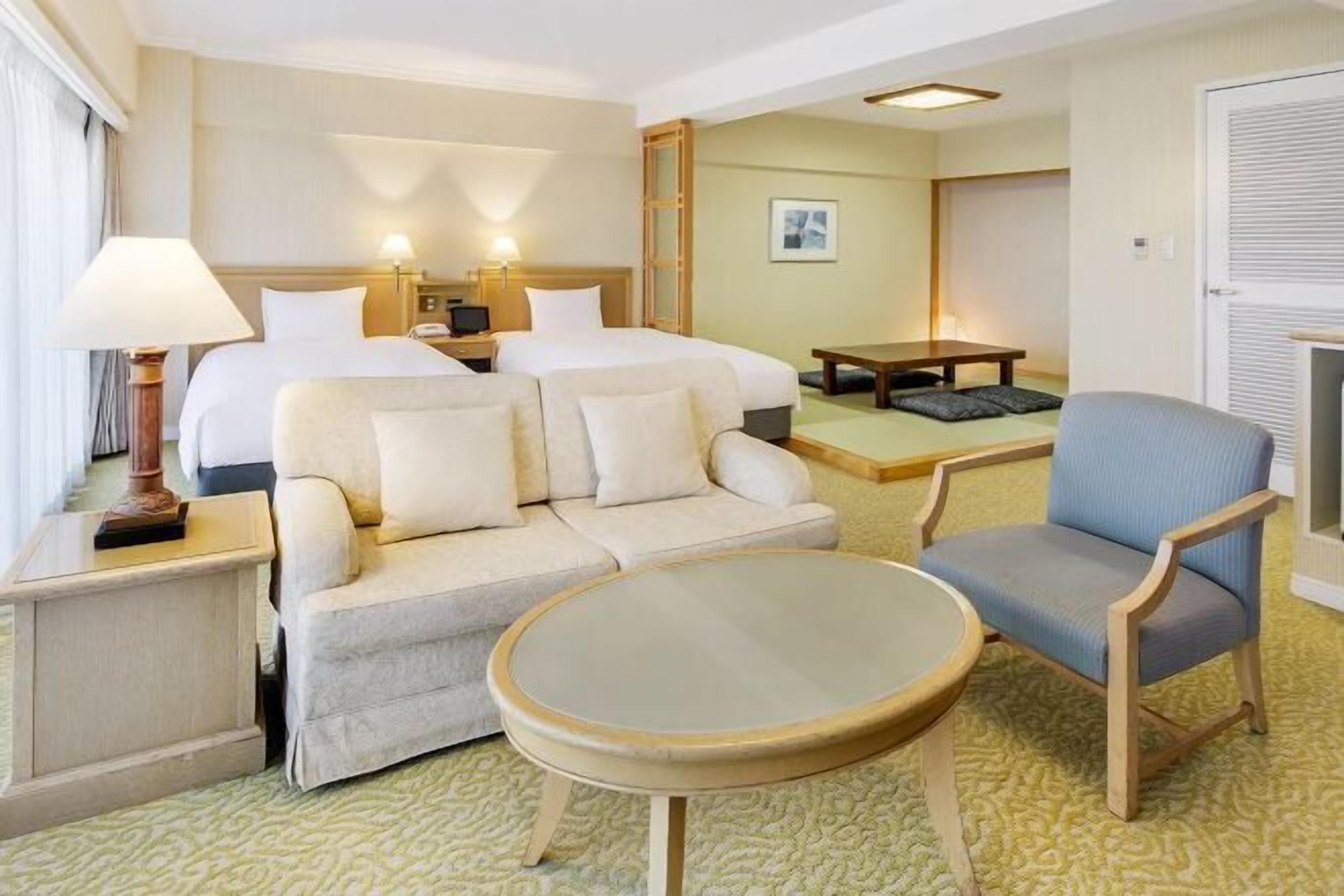 ميني بار وخزنة داخل الغرفة وستائر تعتيم ومكواة/لوح كي