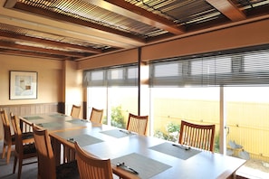 Phục vụ bữa sáng và bữa tối, món Nhật Bản