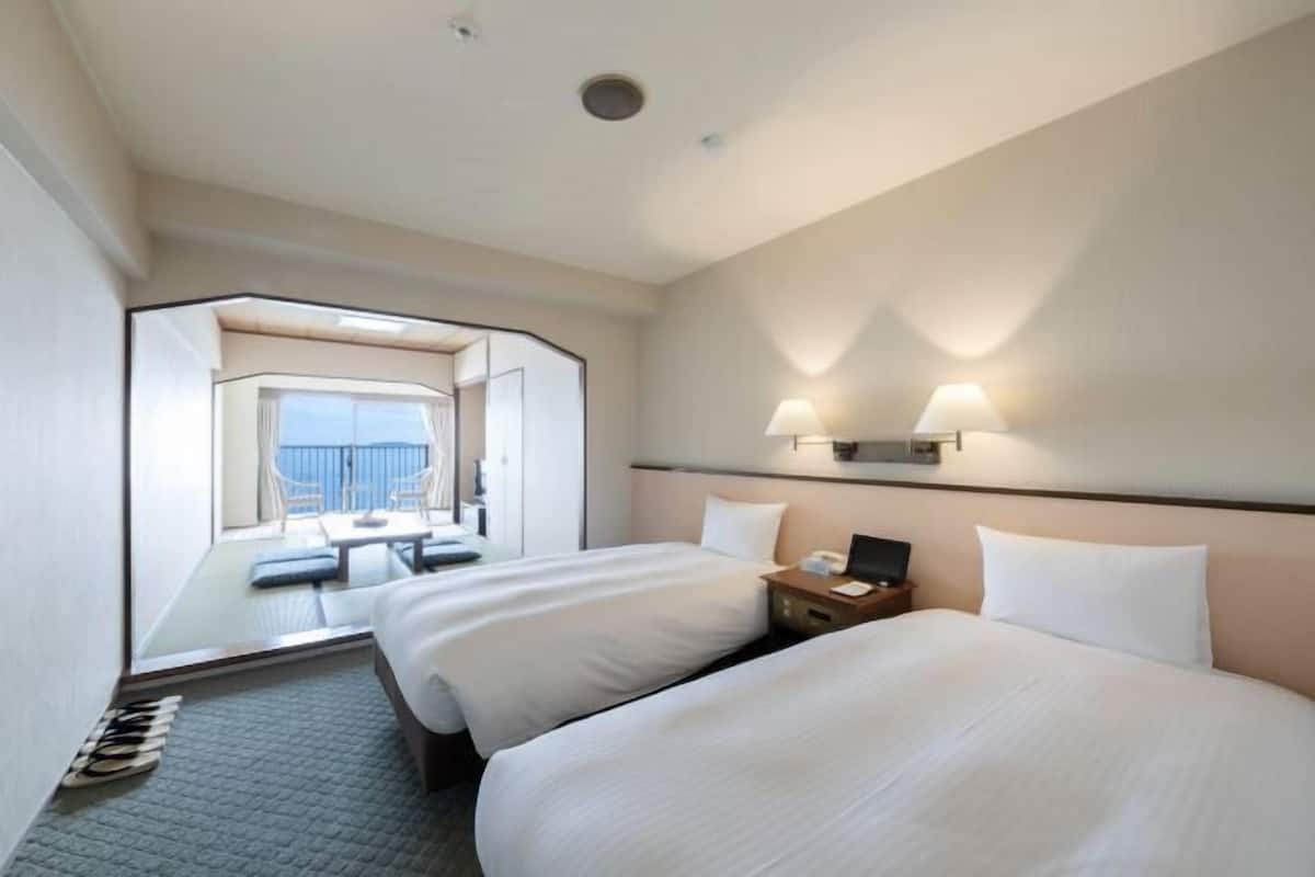 Minibar, caja fuerte, cortinas opacas y tabla de planchar con plancha