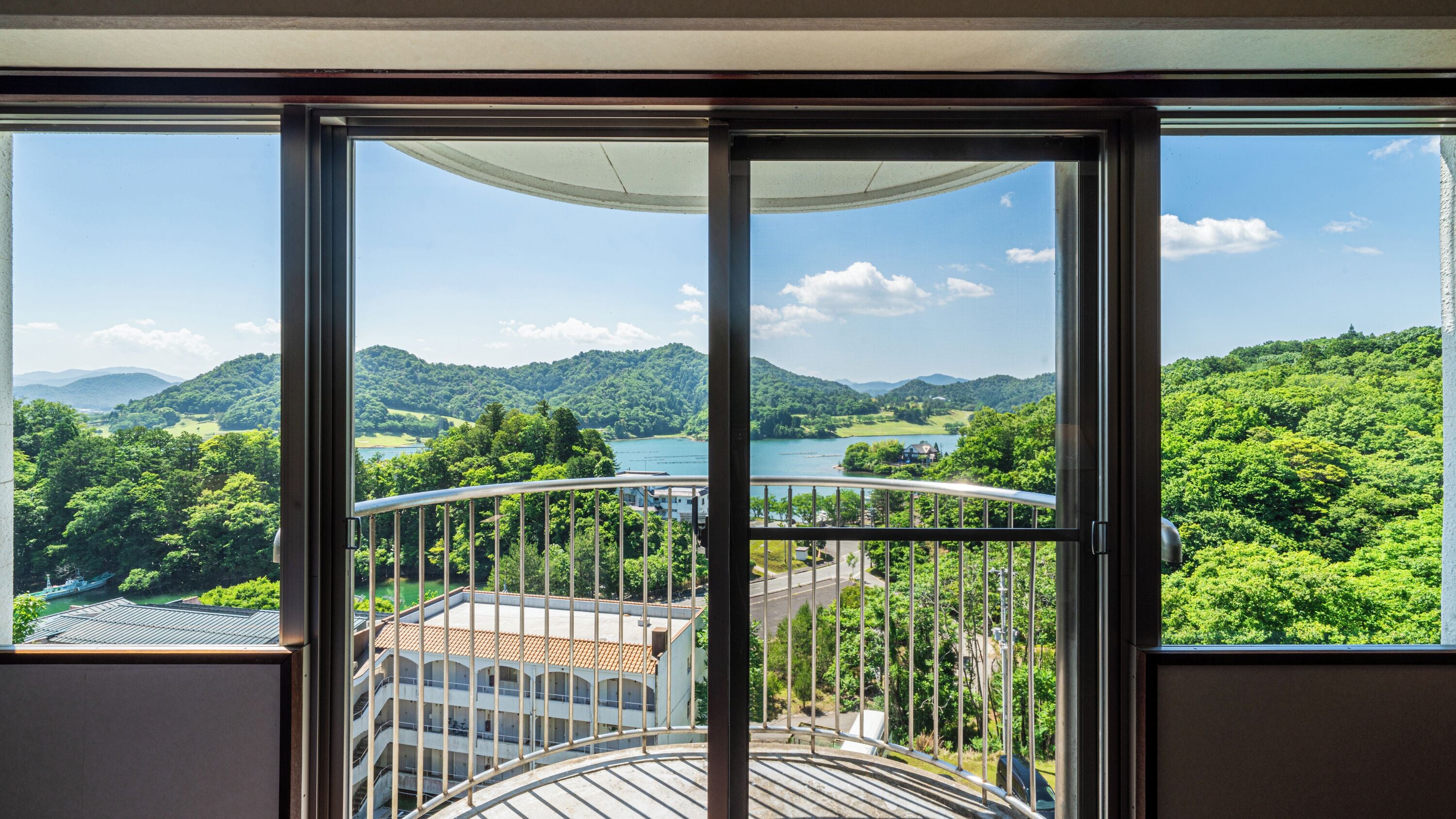 华丽客房, 无烟房 (Deluxe Family Room) | 客房内保险箱、遮光窗帘、免费 WiFi、床单