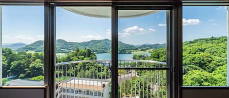 Deluxe Family Room, Non Smoking | In-room safe, blackout drapes, free WiFi, bed sheets