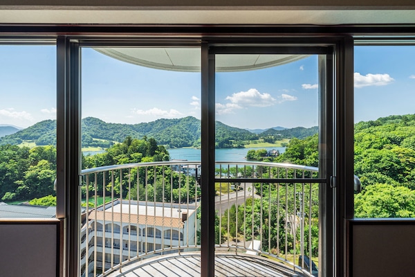 In-room safe, blackout curtains, free WiFi, bed sheets