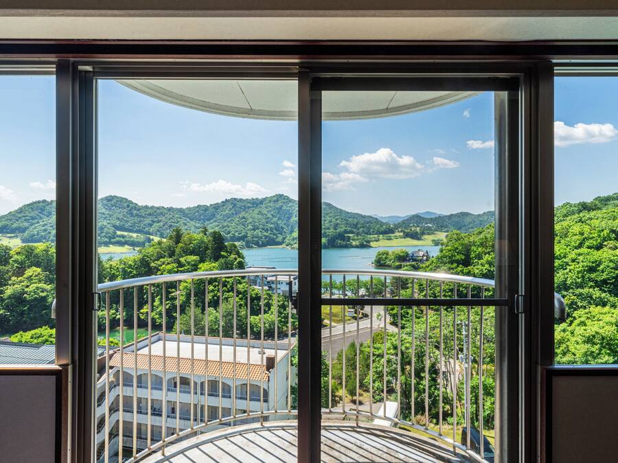 Deluxe Family Room, Non Smoking | In-room safe, blackout drapes, free WiFi, bed sheets