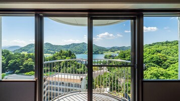 Deluxe Family Room, Non Smoking | In-room safe, blackout drapes, free WiFi, bed sheets