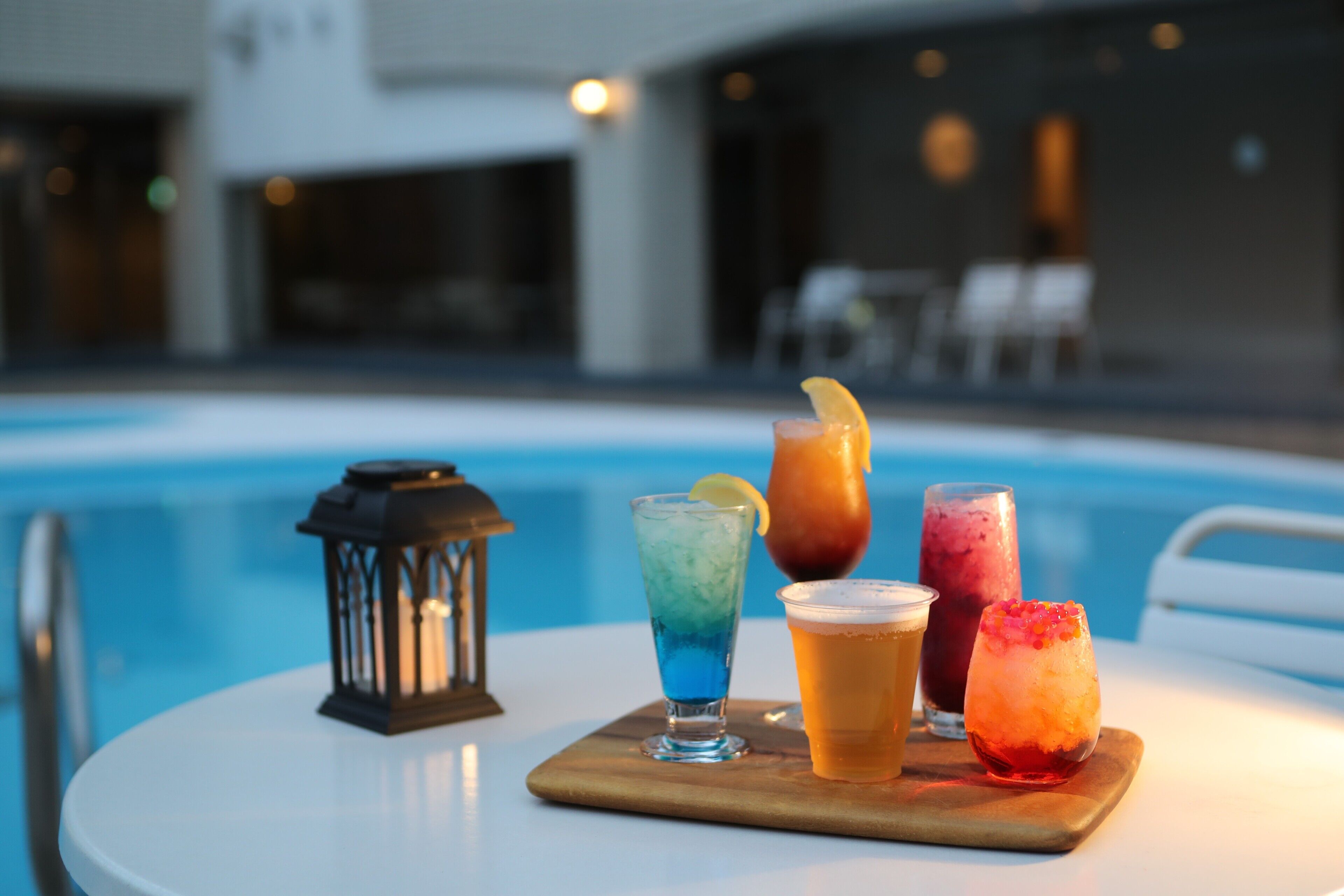 Piscina externa, funciona das 9h às 17h, guarda-sóis