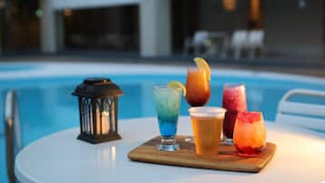 Piscina externa, funciona das 9h às 17h, guarda-sóis