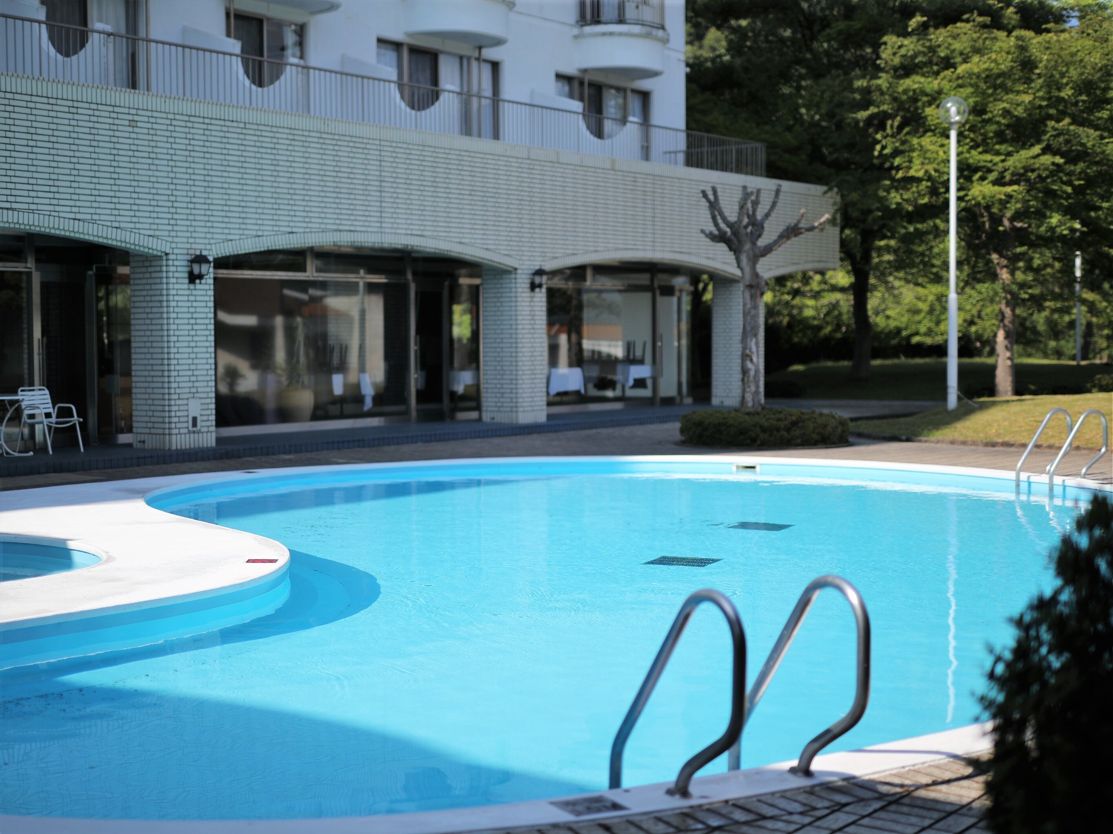 Una piscina al aire libre, sombrillas