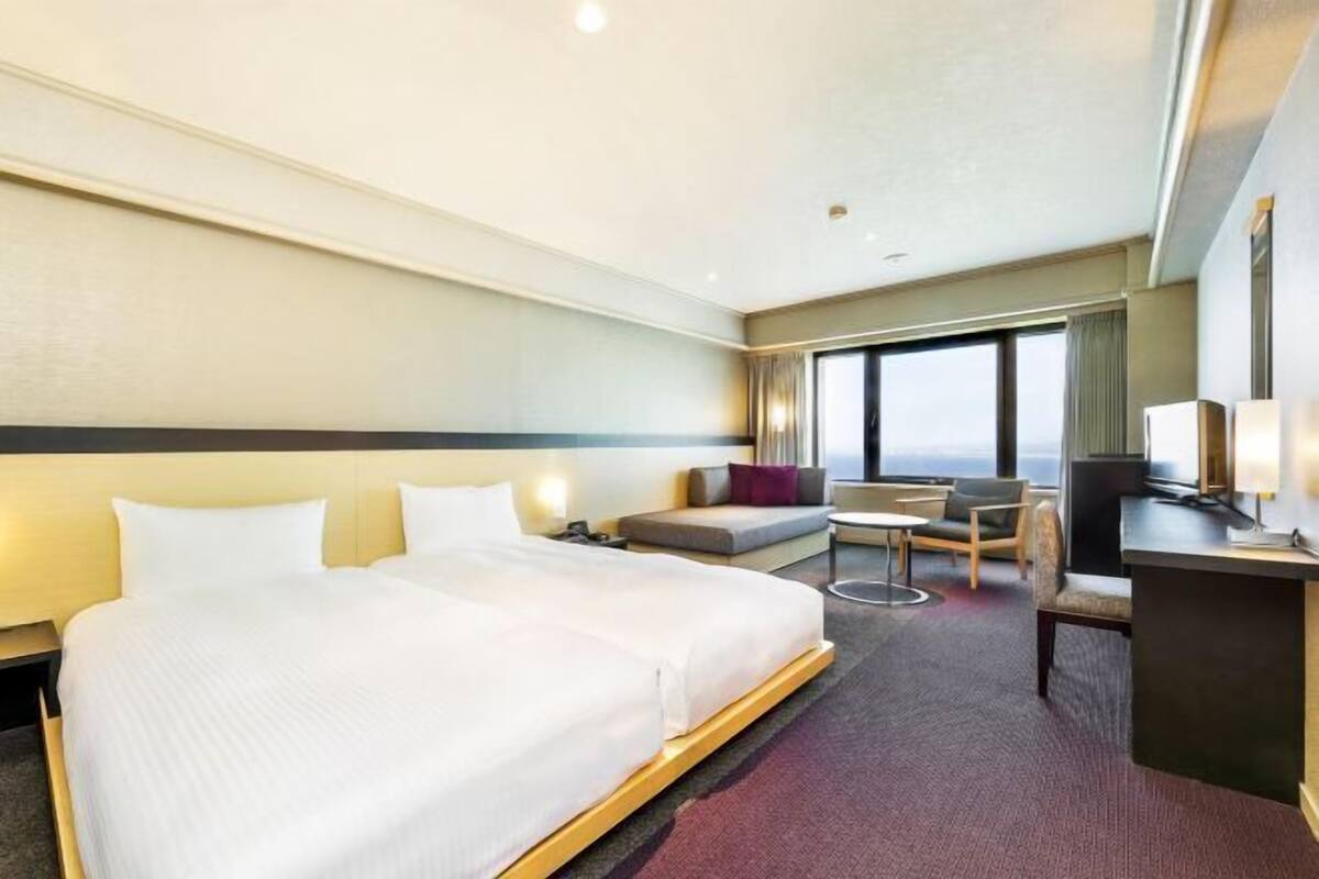 Premium bedding, down comforters, in-room safe, free WiFi