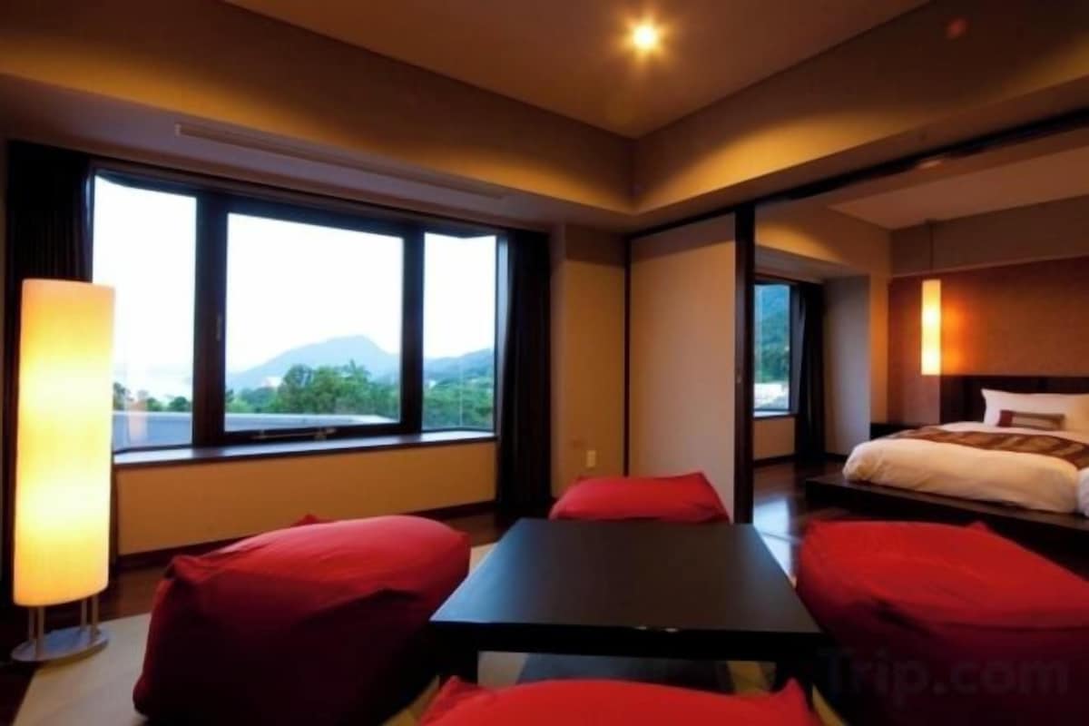 Premium bedding, down comforters, in-room safe, WiFi (free)