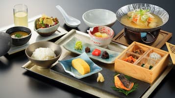 Una presentación tradicional de comida japonesa con diversos platos y utensilios.