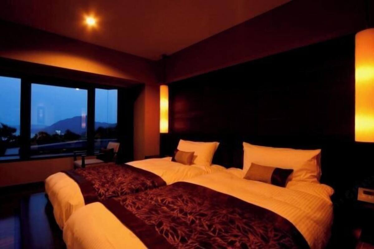 Premium bedding, down comforters, in-room safe, WiFi (free)