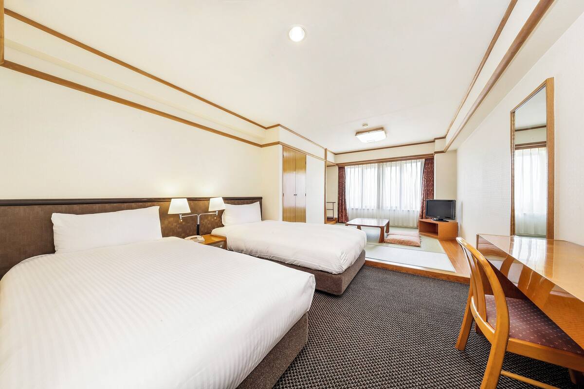 Premium bedding, down comforters, in-room safe, WiFi (free)