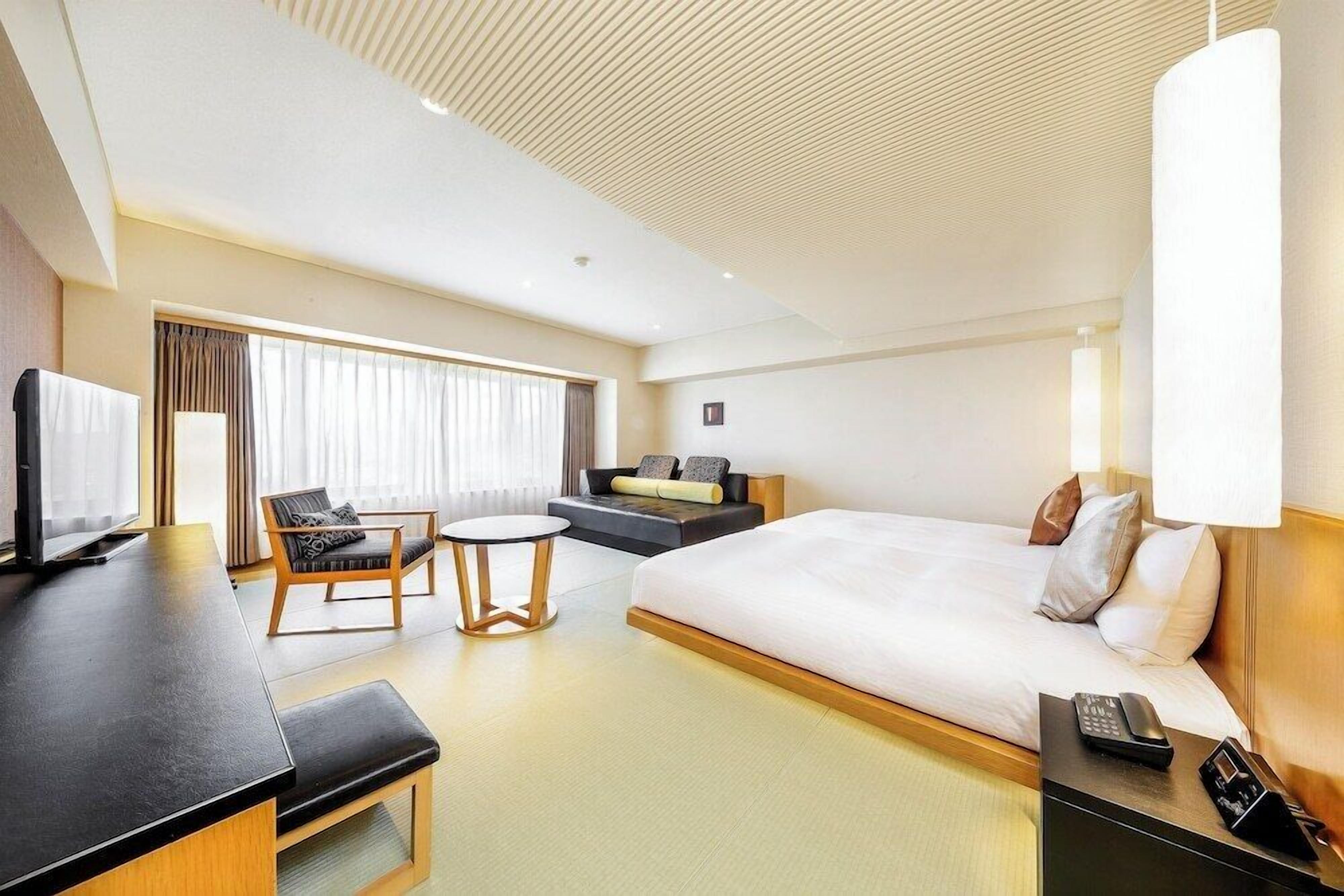 Premium bedding, down comforters, in-room safe, free WiFi