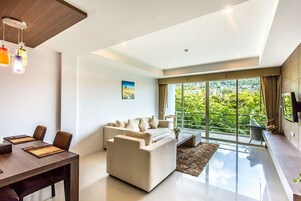 1 Bedroom Deluxe Suite | リビング エリア | 32 インチの液晶テレビ (ケーブル放送視聴可)、テレビ