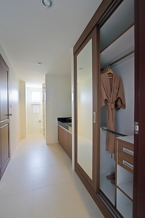 2 Bedroom Penthouse Pool Suite | Bathroom