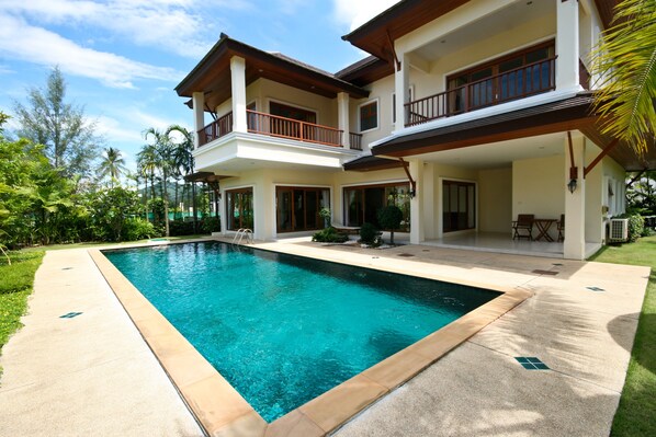 3 Bedroom Pool Villa | Piscine extérieure | Piscine extérieure, parasols de plage