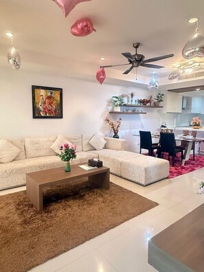 2 Bedroom Penthouse Pool Suite | Woonruimte | Een 32-inch lcd-televisie met kabelzenders en een televisie