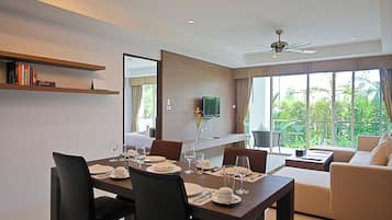 2 Bedroom Superior Jacuzzi Suite | In-room dining