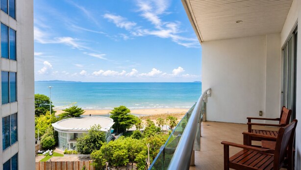 A balcony with a view of a beach and ocean. - Royal Beach View Suites (Pattaya)