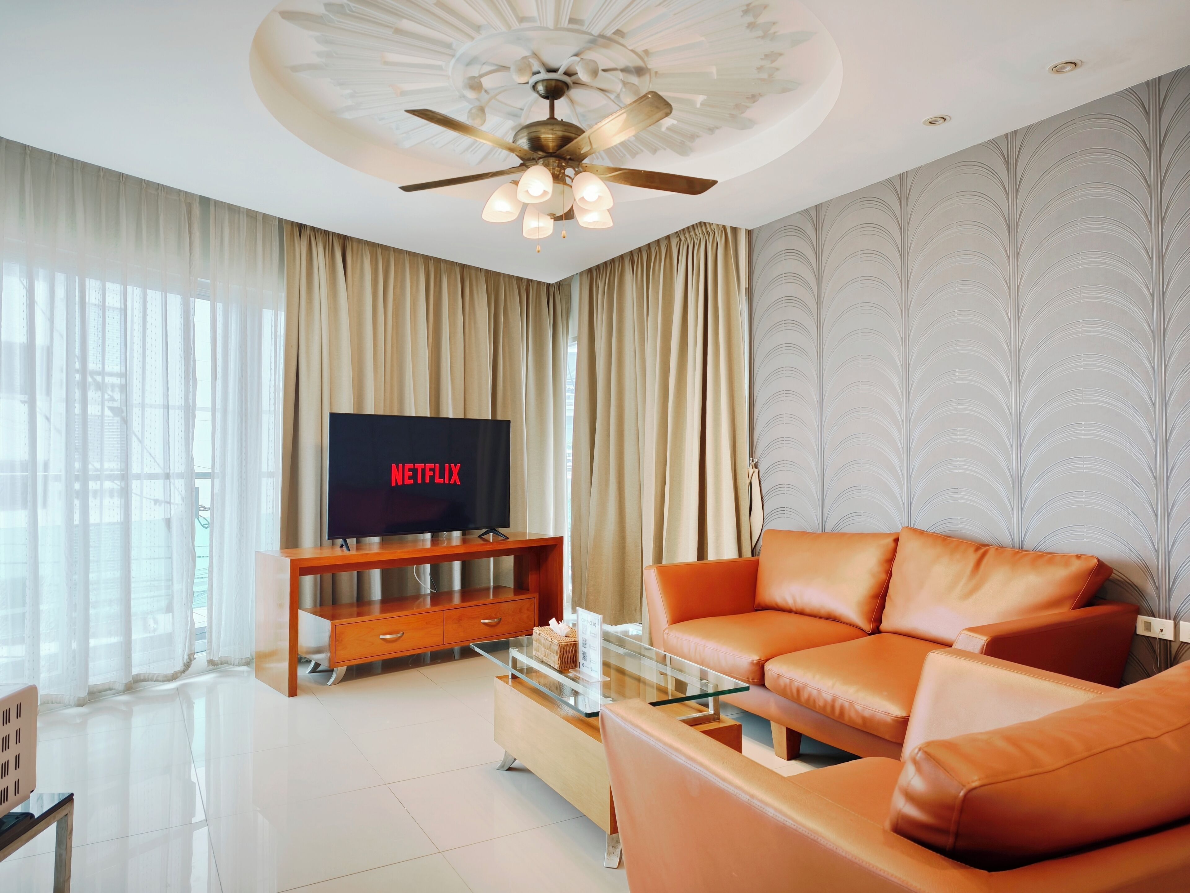 Two Bedroom Suite SeaView | 거실 공간 | LCD TV