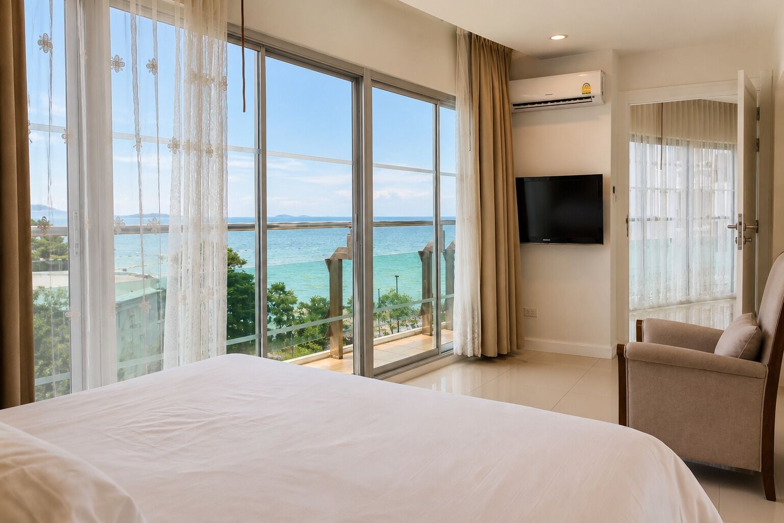 Two Bedrooms Panoramic Sea View | Minibar, Zimmersafe, Verdunkelungsvorhänge, schallisolierte Zimmer