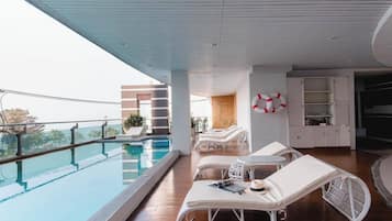 Kolam renang outdoor, dengan kursi berjemur