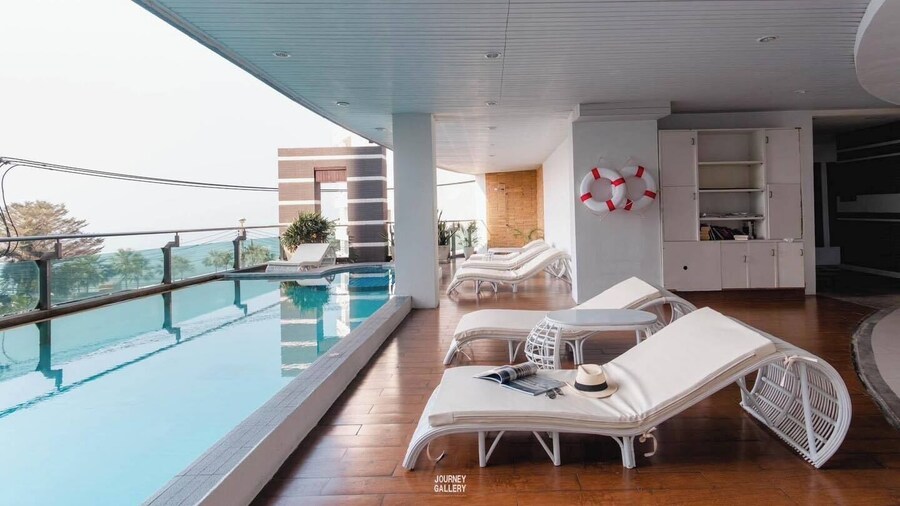 Royal Beach View Suites