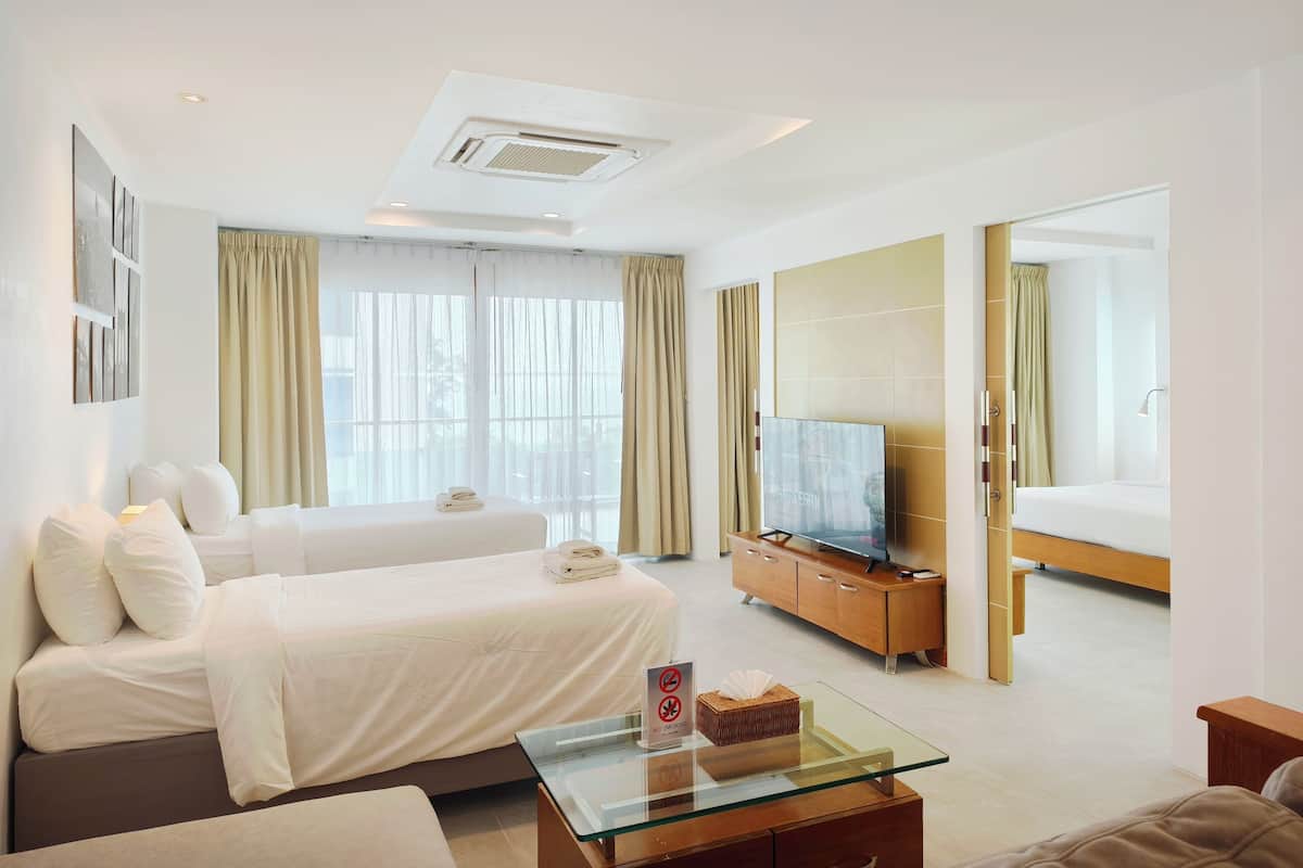 Family Suite Seaview | Minibar, in-room safe, blackout drapes, soundproofing