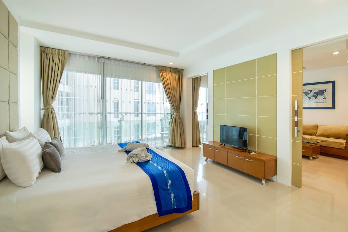 One bedroom Suite Seaview | Minibar, brankas, tirai kedap cahaya, dan kedap suara