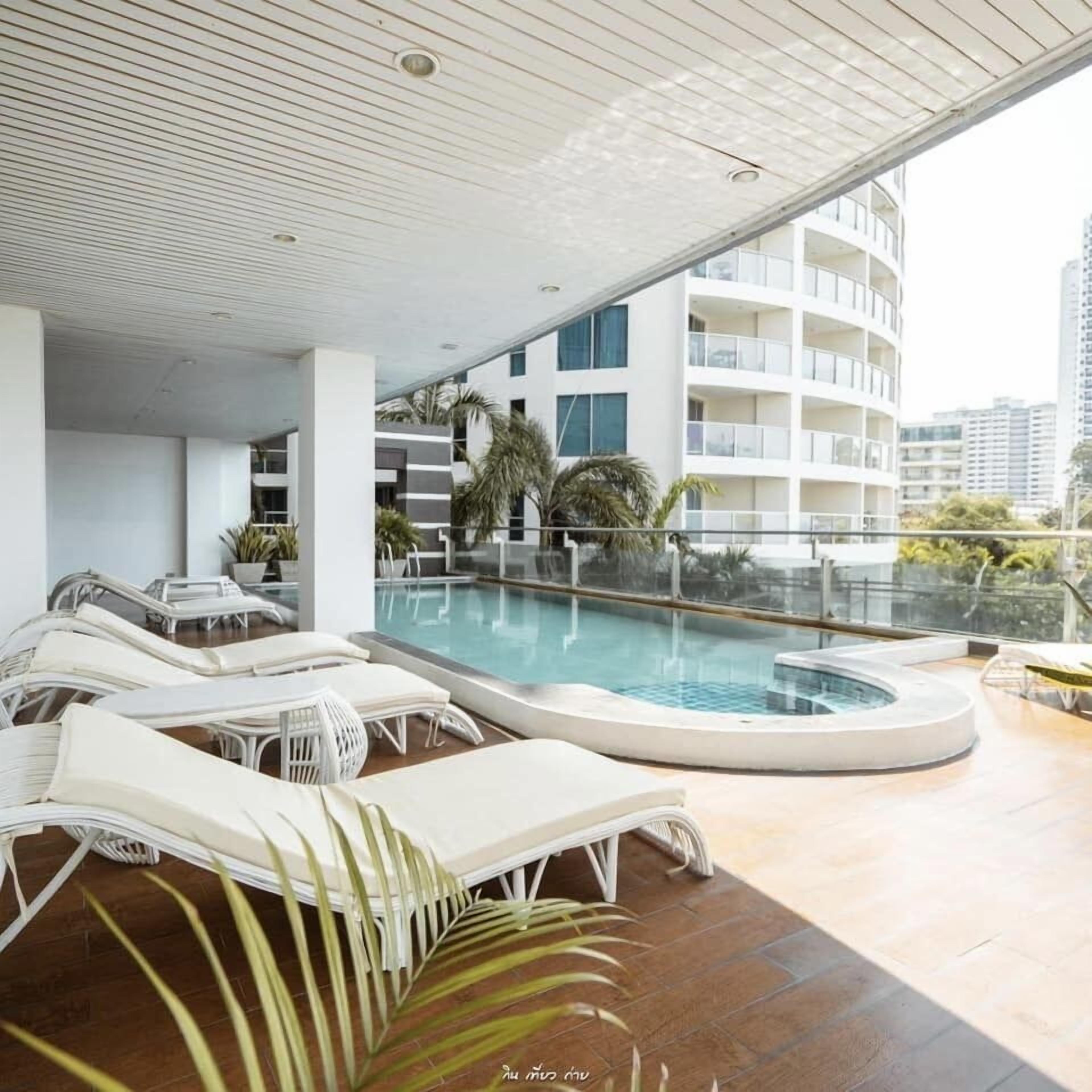 Piscine extérieure, chaises longues