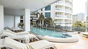 Piscina a l'aire lliure i gandules