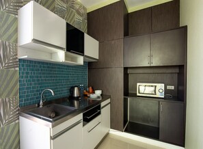 Rooftop Garden Sea View Suite | Private kitchen | Fridge, microwave, cookware/dishes/utensils
