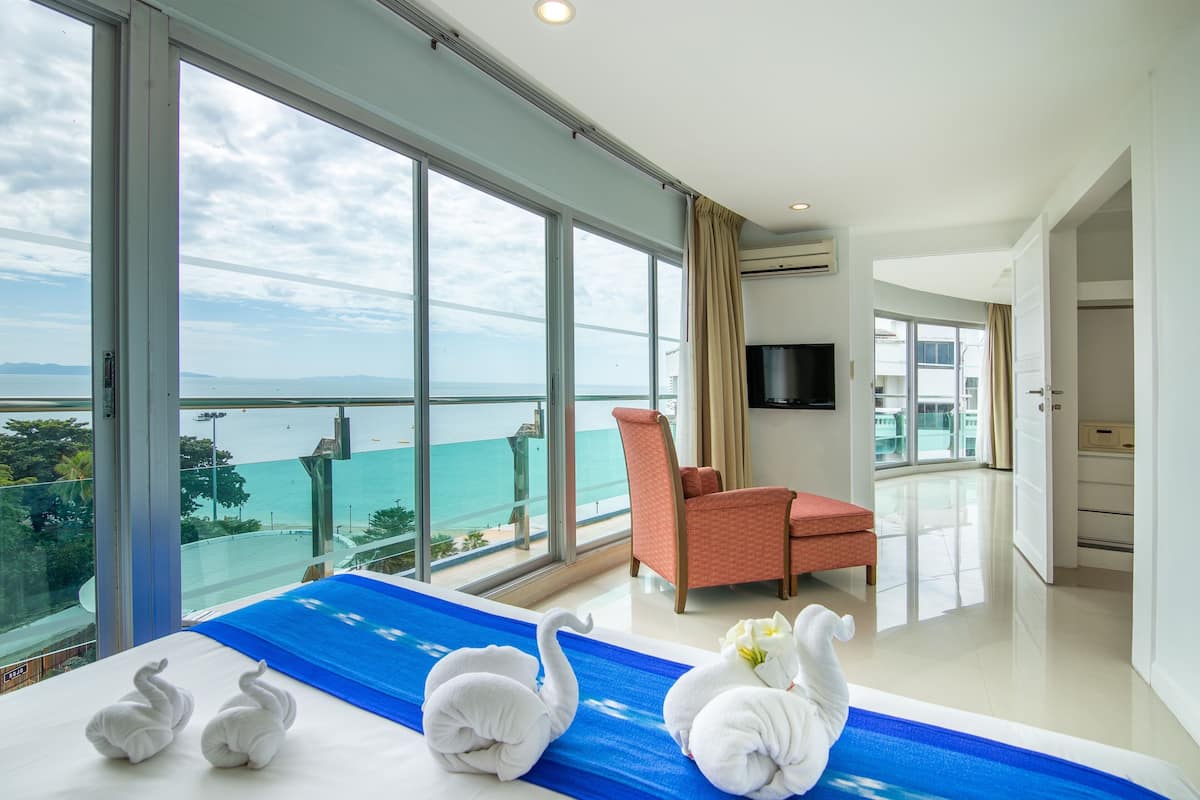 Two Bedrooms Panoramic Sea View | Minibar, brankas, tirai kedap cahaya, dan kedap suara