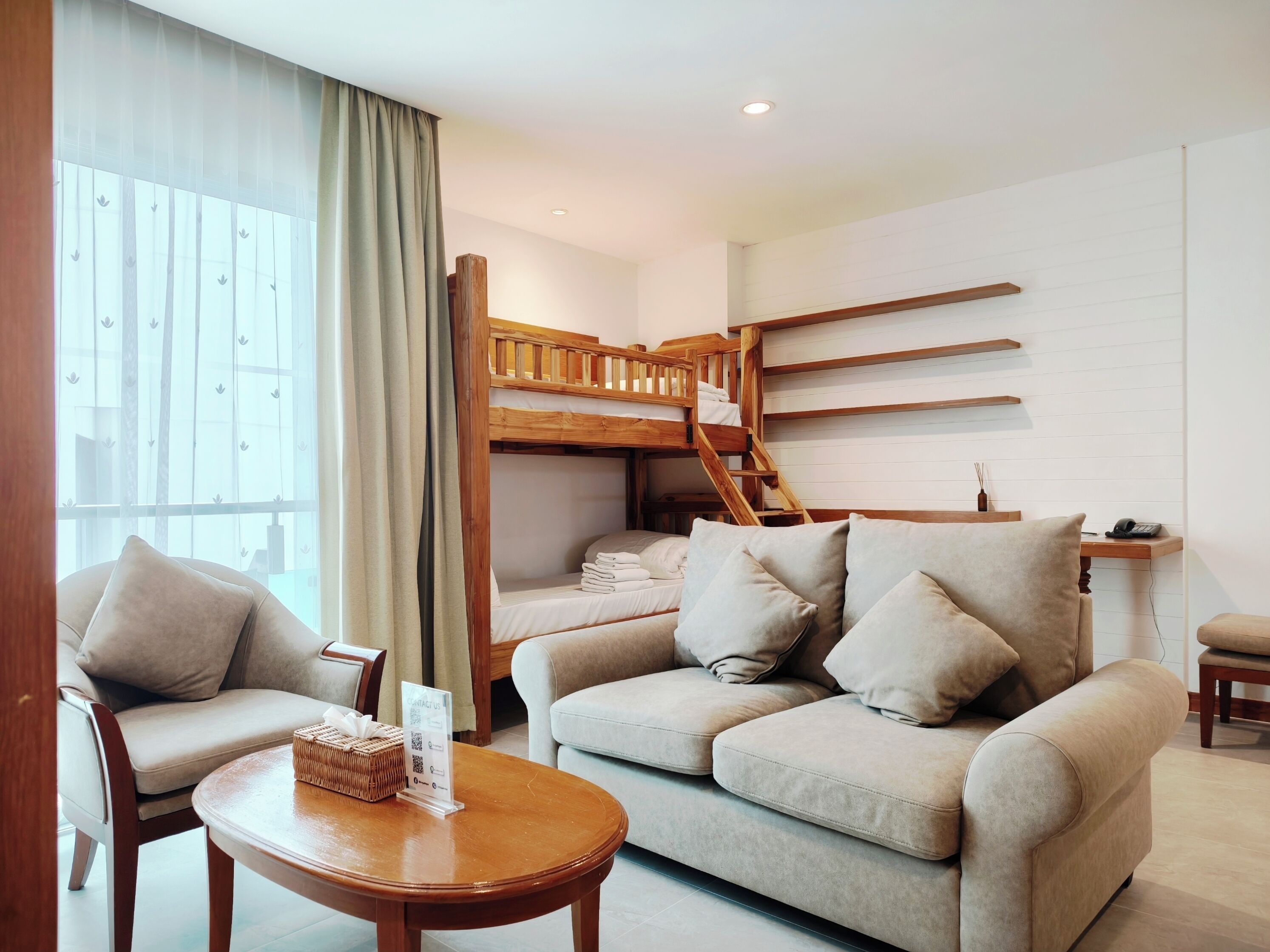 One Bedroom Family Suite | 거실 공간 | LCD TV